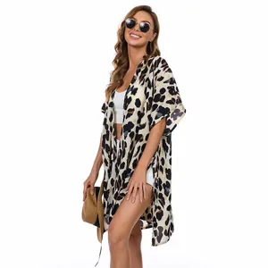 Cardigan kimono con stampa leopardata su top e shorts bianchi dettaglio