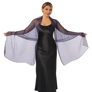 Dettaglio della trama di un elegante scialle in chiffon blu notte per abito da sera
