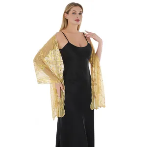 Detailansicht des goldenen Schals mit Schmetterlingsstickerei auf schwarzem Kleid.