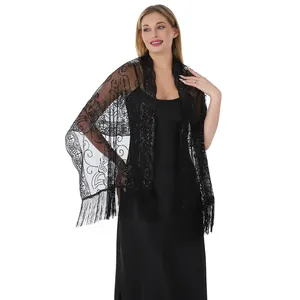 Détail d'un élégant châle en dentelle à paillettes noires avec franges pour robes de soirée