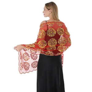 Dettaglio posteriore dello scialle in rete rossa con ricami floreali in paillettes