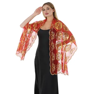 Dettaglio ricamo fiori paillettes dorate su scialle da sera rosso mesh