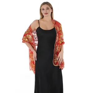 Sciarpa di lusso in rete rossa con ricamo floreale dorato per eleganti abiti da sera