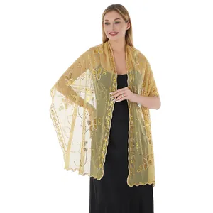 Eleganter goldener Paillettenschal mit Schmetterlingsstickerei über Abendkleid