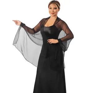 Elegante scialle nero leggero e trasparente per abiti da sera su una modella