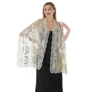 Dettaglio dello scialle ricamato con paillettes floreali champagne per abiti da sera