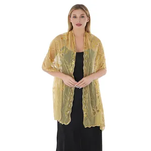 Eleganter goldener Pailletten-Schal mit exquisiter Schmetterlingsstickerei auf schwarzem Kleid