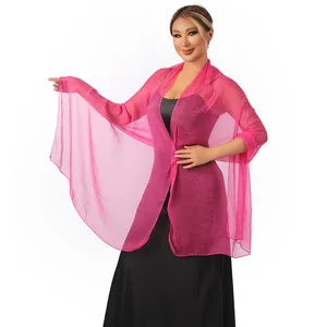 Dettaglio dello scialle in chiffon fucsia trasparente per feste serali e abiti da sposa