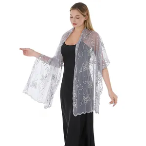 Detailansicht eines grauen Paillettenschals mit Schmetterlingsstickerei auf Abendkleid