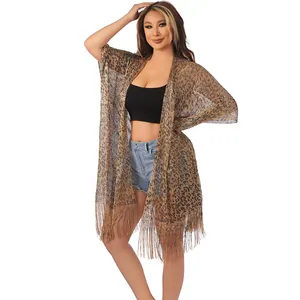 Ganzkörperansicht von Damen Leopard-Strand-Cover-up mit langen Fransen und offener Vorderseite