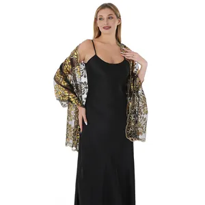 Vista completa di un elegante scialle in rete nera con ricami in paillettes oro