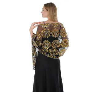 Vista posteriore di un elegante scialle nero con motivi floreali in paillettes