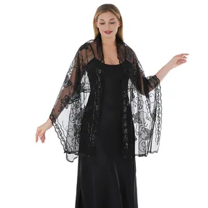 Detailansicht eines eleganten schwarzen Spitzen-Schals mit Pailletten und Schmetterlingen