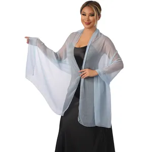 Dettaglio elegante scialle luccicante azzurro per abiti da sera e abbigliamento da sposa