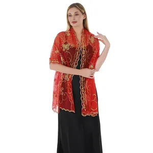 Eleganter roter Abendschal mit goldenen Schmetterlings-Pailletten auf einem Modell