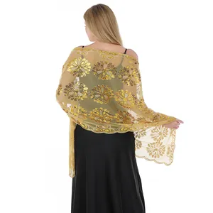 Vista posteriore di una stola dorata ricamata con fiori di paillettes per feste