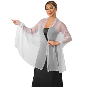 Elegante scialle in tulle bianco trasparente sopra un abito da sera in raso nero