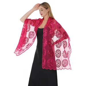 Primo piano del ricamo floreale con paillettes rosa su questo scialle in rete velata