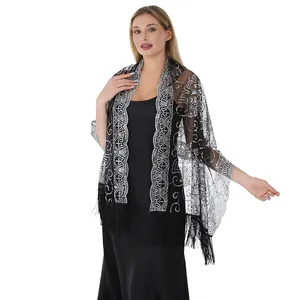 Vue détaillée d'un châle en dentelle noire avec sequins argentés et franges pour soirée