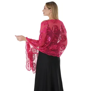 Vista dettagliata della stola rosa rossa con ricami floreali in paillettes per abiti.