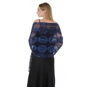 Vista posteriore dettagliata di un elegante scialle blu navy con paillettes per la sera