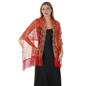 Vue d'ensemble du châle rouge à paillettes et franges sur une robe noire.