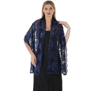 Dettaglio scialle in rete blu navy con ricamo floreale di paillettes per abito da sera.
