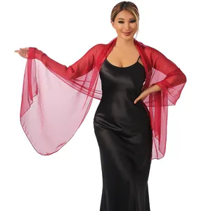 Elegante scialle da sposa rosso trasparente con abito di raso nero per feste serali formali