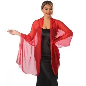 Vista dettagliata di una leggera stola in chiffon rosso per abiti da sposa e da sera
