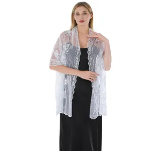 Eleganter weißer transparenter Schal mit Schmetterlings-Pailletten-Stickerei auf Model