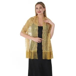 Vue détaillée du châle à paillettes dorées avec franges élégantes pour robes