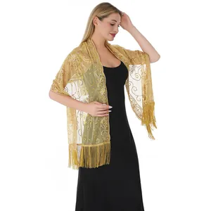 Vue détaillée d'un élégant châle doré à paillettes avec bordure à franges sur un mannequin