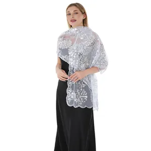 Vista dettagliata dello scialle bianco di lusso con paillettes per feste serali.