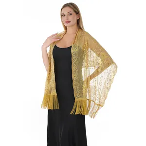 Vue détaillée d'un châle à paillettes dorées avec franges pour robes de soirée