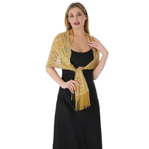 Vue détaillée d'un élégant châle à franges et paillettes dorées avec une robe de soirée noire