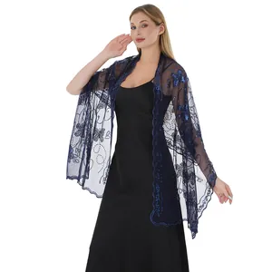 Eleganter dunkelblauer Netzschal mit Schmetterlings-Paillettenstickerei über schwarzem Kleid