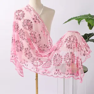 Vista dettagliata dello scialle a rete con fiori di paillettes rosa drappeggiato sulla lampada