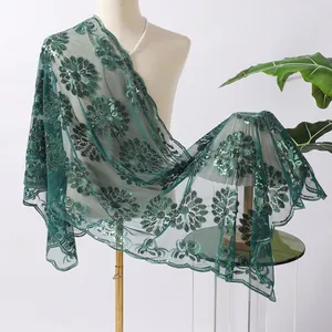 Dettaglio squisito dello scialle ricamato con paillettes verde scuro e motivi floreali