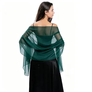Elegante scialle in tulle velato verde scuro, ideale per abiti da sera e cerimonie.