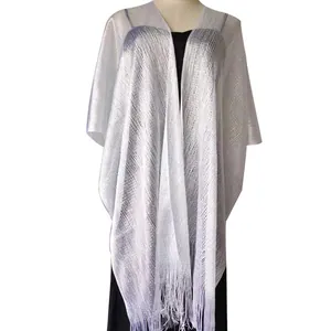 Primo piano di scialle metallico argento con glitter e frange per abiti eleganti
