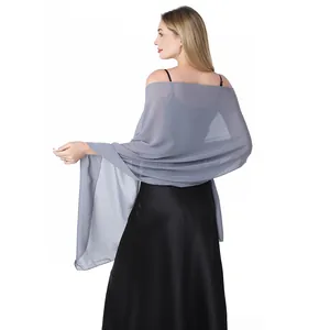 Vue arrière d'un châle en mousseline grise drapé sur une robe de soirée élégante.