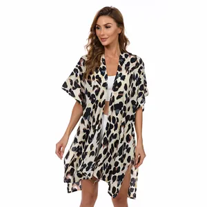 Vista dettagliata di un cardigan kimono a vento con stampa leopardata sulla modella