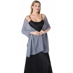 Châle élégant en mousseline grise sur une robe en satin noir pour un look de soirée