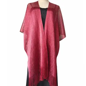 Elegante scialle da sera rosso vino scintillante con filo metallico e lunghe frange