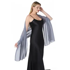 Châle élégant en mousseline grise pour robe de soirée et accessoires de mariage.