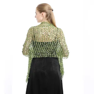 Rückansicht eines eleganten grünen Pailletten-Abendstolas, drapiert über ein schwarzes Kleid