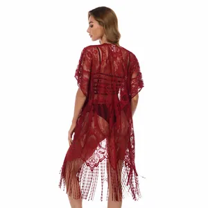 Vue arrière détaillée d'un cache-maillot en dentelle rouge avec motifs et franges élégantes