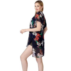 Vista lateral de un pareo de playa de gasa con estampado floral para el verano moda