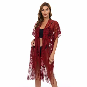 Vue détaillée d'un gilet de plage en dentelle rouge vin avec ourlet à franges et motifs floraux