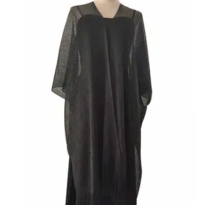 Elegante scialle avvolgente nero scintillante con fili metallici su un manichino.